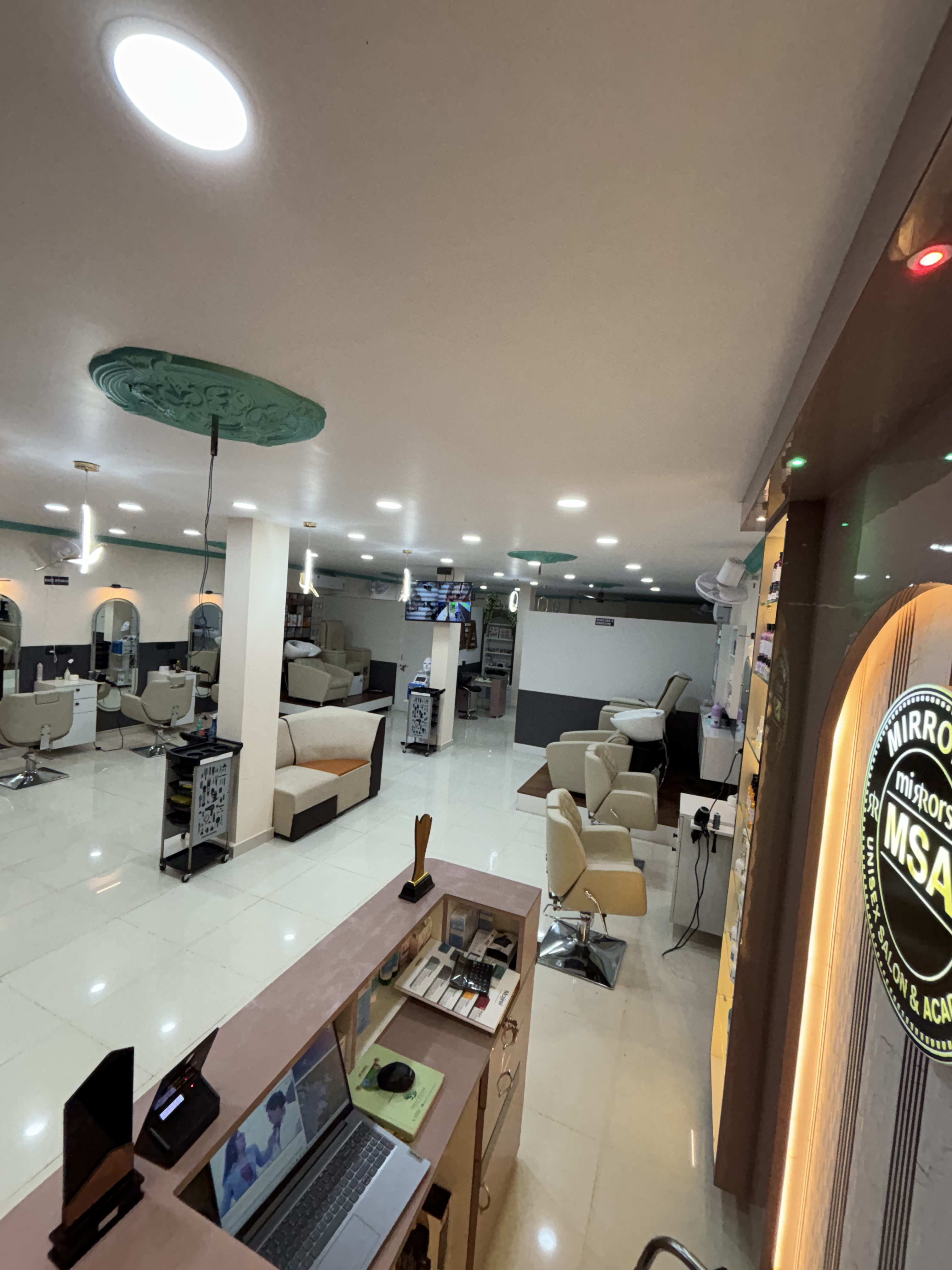 MIRRORS Salon interior detail